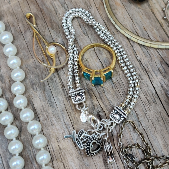 Large 35 piece vintage-now jewelry lot - Picture 8 of 16